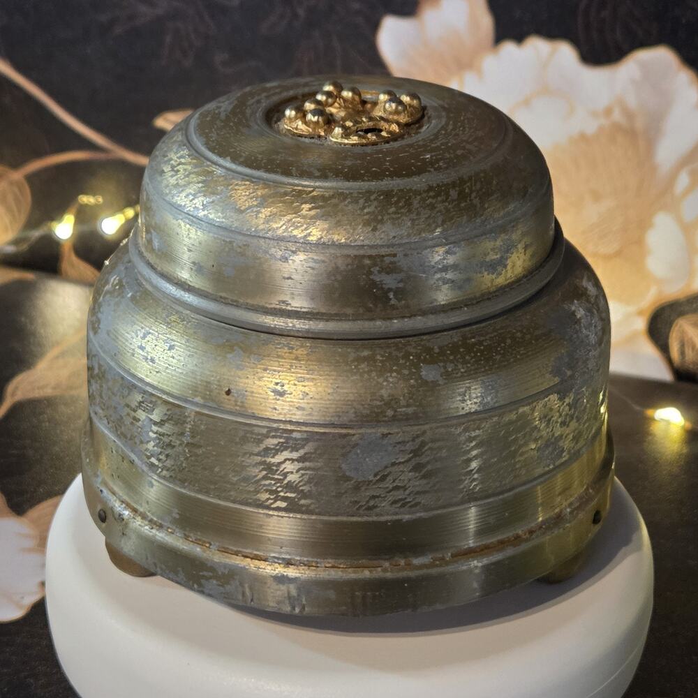 Vintal Metal Music Box Powder Puff 1930s 1940s Domed Crown Lid Pegged Feet